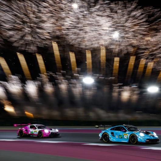 Porsche 911 GT3 R Startnummer 85 und 92 auf dem Lusail International Circuit